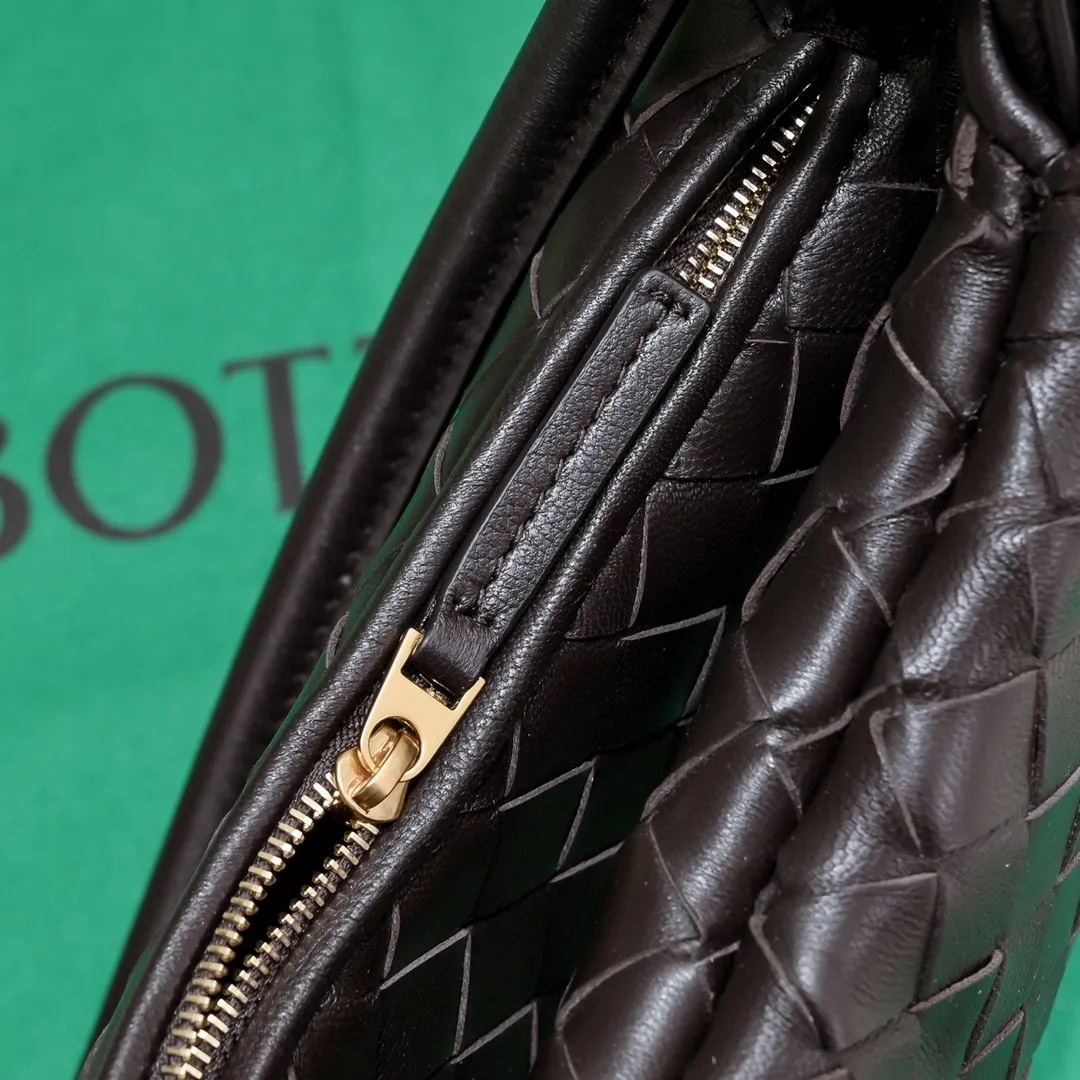 Batch 1460 Bv Shu Qi's same "Gemelli" twin bag 776764 locked in advance 24 years of hot style 💕 Gemelli is made up of two half-moon-shaped bags paired together, with the brand's iconic intrecciato woven sheepskin, equipped with a detachable tubular handle, which can be used as a clutch, on the shoulder or by flipping the small crescent moon as a handle, or as a long shoulder strap 🉑️Crossbody The dual design has a personalized yet charming attitude, and the eye-catching visual impact brings an elegant and fashionable feeling. It is a bag worth buying💥There are 3 sizes to choose from.  Size: 24.5x19x7, plus long shoulder strap ➕80 Model: 6764